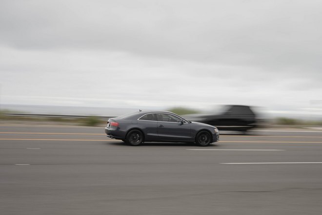 Угнанная машина мчится на высокой скорости