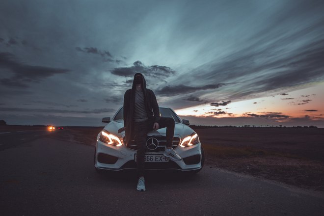 Угонщик на фоне машины