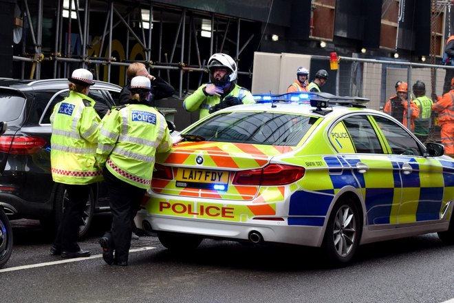 Полиция проверяет автомобиль на угон