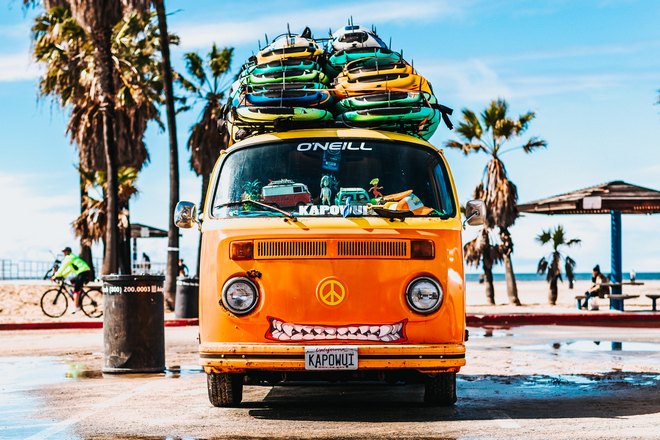 Угнанная машина на побережье