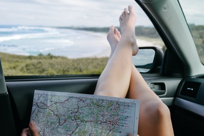 Угонщица изучает карту