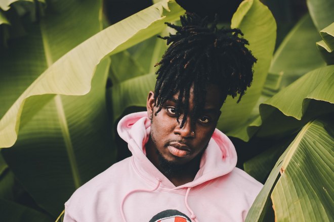 Мужские волосы собраны в прическу