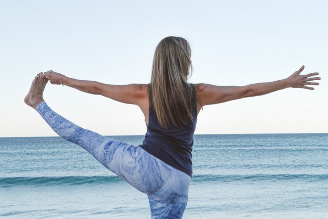 Женщина с длинными волосами