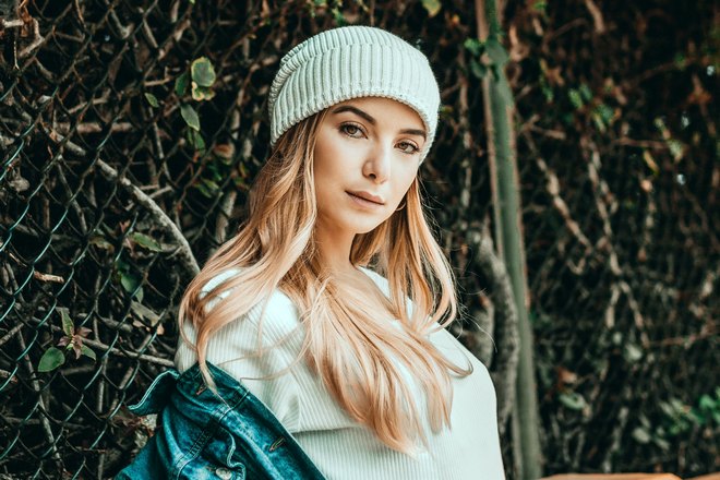 Снится длинноволосая девушка в шапочке