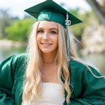 Выпускница со светлыми волосами