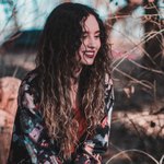 Снится веселая девушка с длинными темными волосами