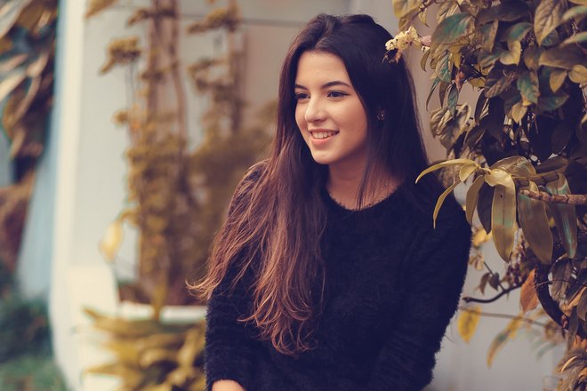 Снится девушка с длинными темными волосами