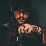 Фотограф с длинными волосами