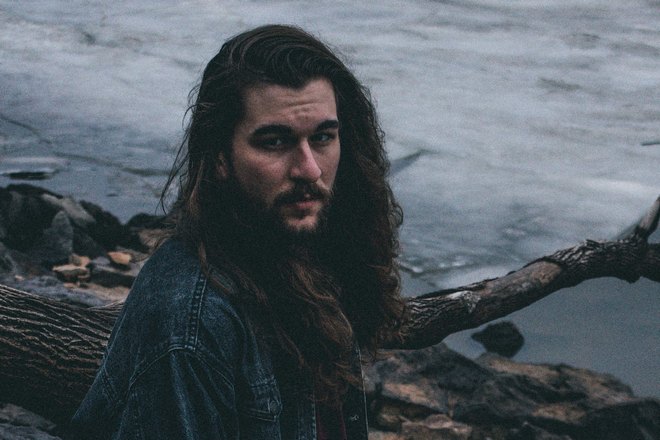 Приснился длинноволосый усатый мужчина