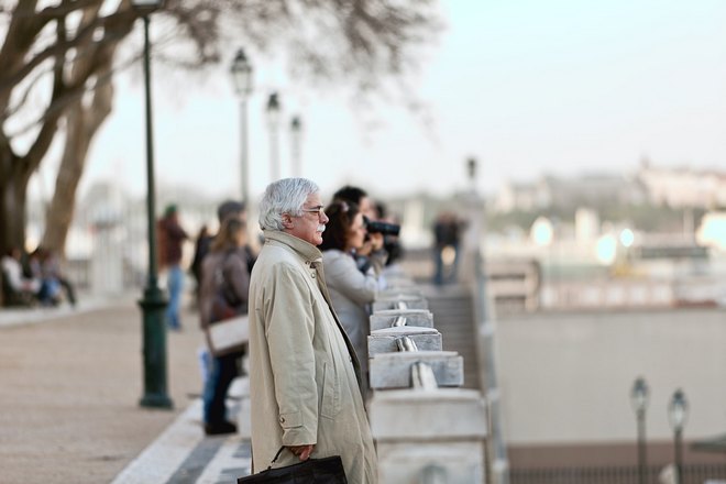 Снится седовласый мужчина