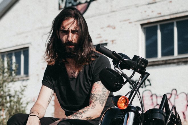 Снится мужчина, который давно не расчесывал волосы