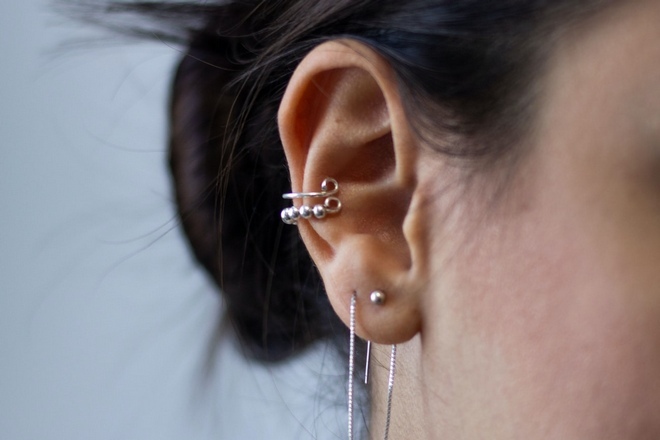 Время звона в ушах влияет на трактовку приметы