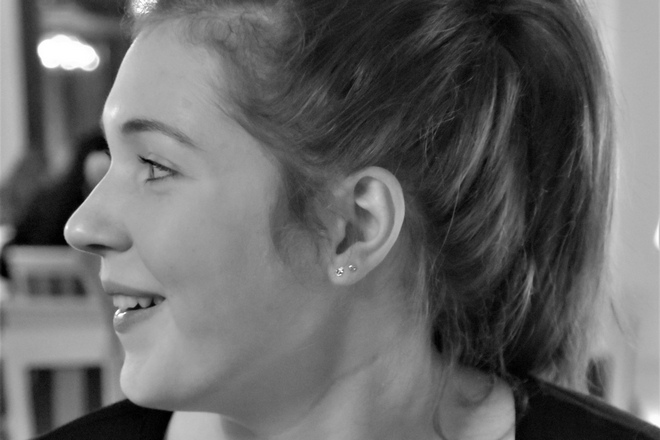 Девушка повернулась к нам левым ухом