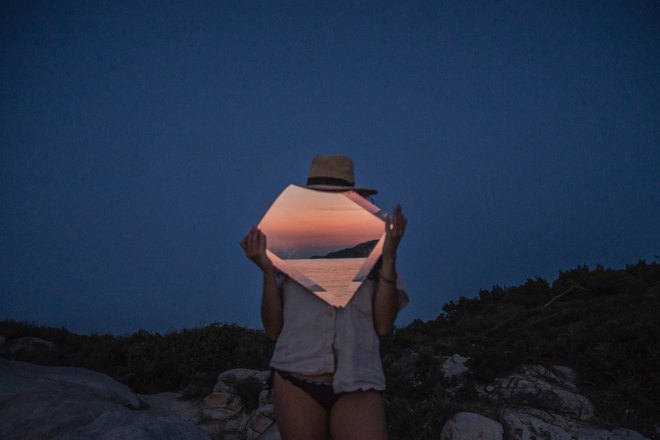 Девушка держит зеркало