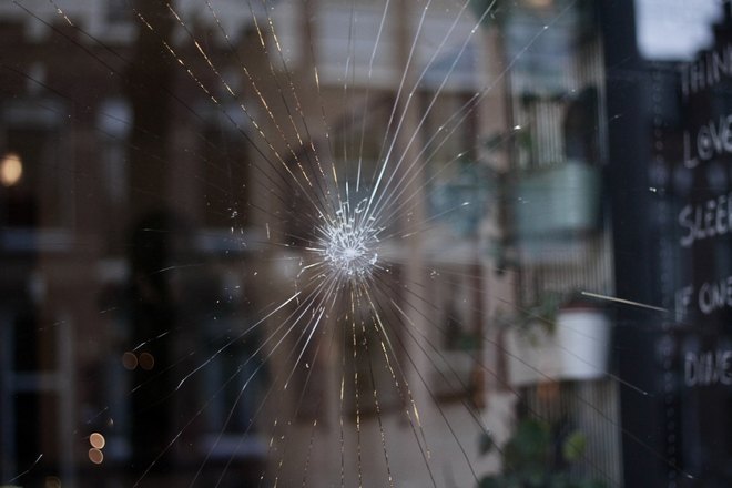 Специально разбивать зеркало не нужно