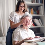 Глаза закрыли ладонями