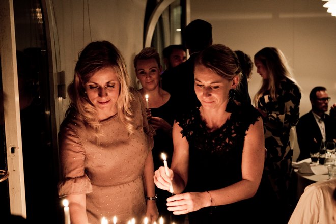 Зажгли свечи на торте