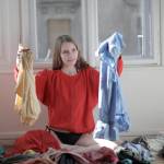 Девушка и старая одежда