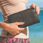 Кошелек в руке возле моря