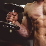 Мужчина с гантелей