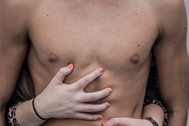 Женщина обнимает мужчину сзади