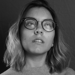 Девушка в очках с родинками на лице