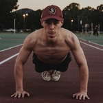 Парень на беговой дорожке