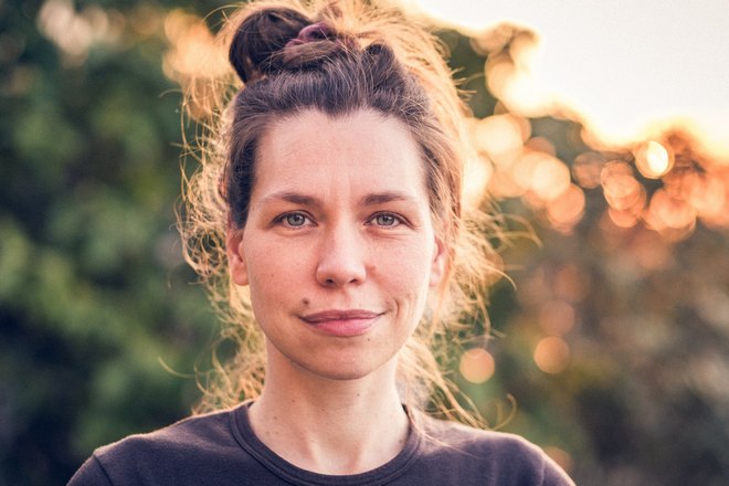 Девушка с родинкой возле губы