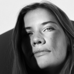 На правую щеку девушки падает тень