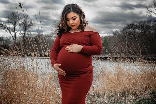 Беременная в красном
