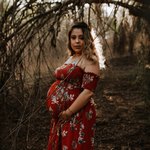 Беременная девушка под веткой