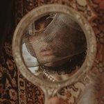 Отражение женщины с вуалью