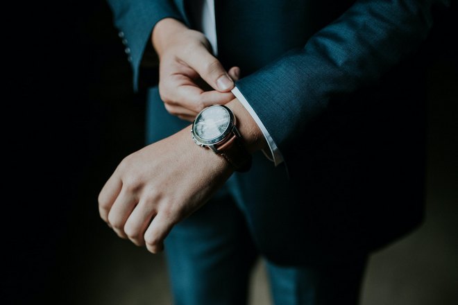 Мужчина с часами на левой руке