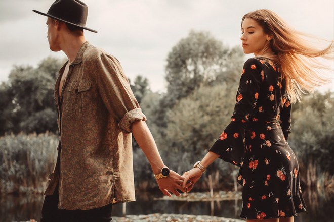 Парень взял девушку за руку