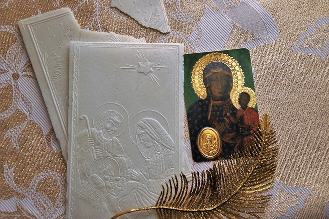 Икона и золотистое перо