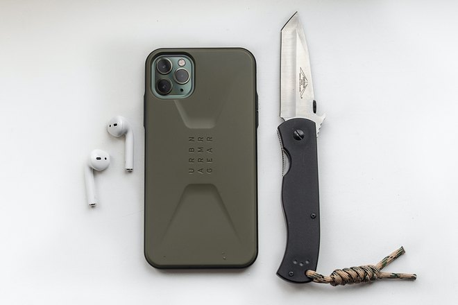 Нож, телефон и наушники