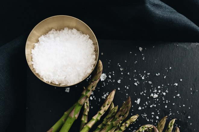 Соль возле зеленых ростков