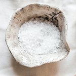 Соль в каменной солонке