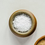 Соль в глиняной емкости