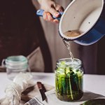 Маринад наливают в банку