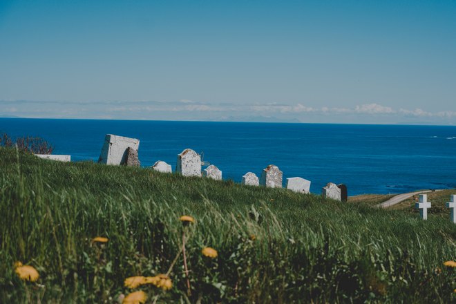 Кладбище возле водоема