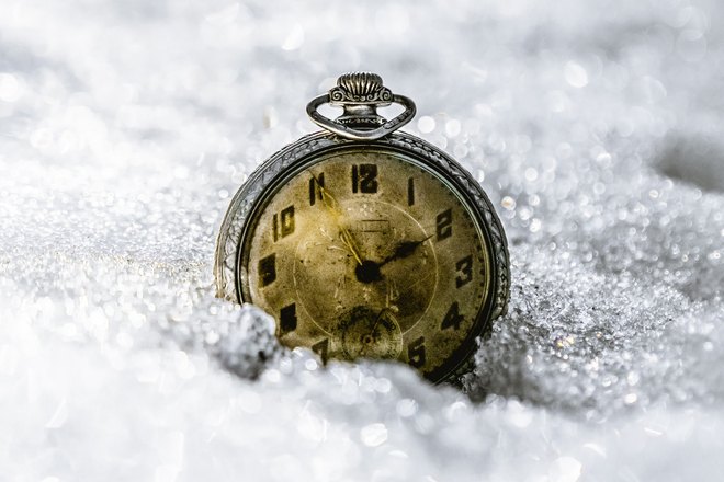 Часы упали в снег