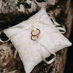 Обручальные кольца с ленточками на подушечке