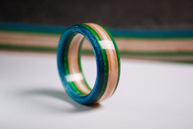 Необычная расцветка кольца