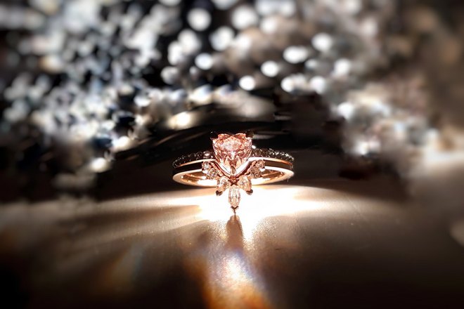 Кольцо и яркий свет