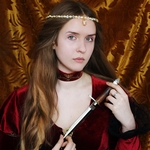 Девушка с ножом