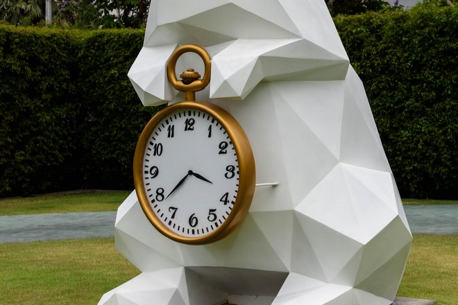 Часы на скульптуре