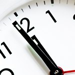 Черные стрелки белых часов