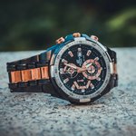 Наручные часы лежат на каменной поверхности