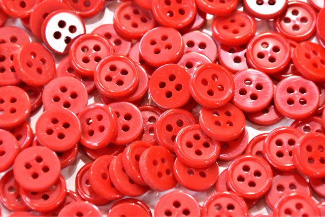 Красные пуговицы и несколько белых